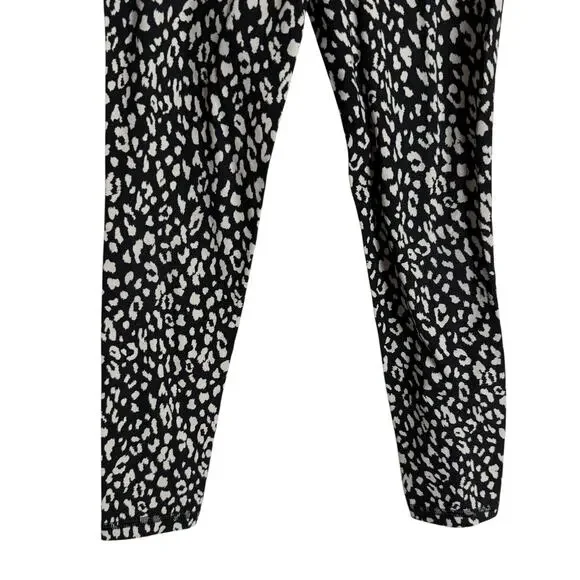Athleta Salutation Stash Pocket 7/8 Textured Dot Print Tight Leggings Size XS - Picture 3 of 7